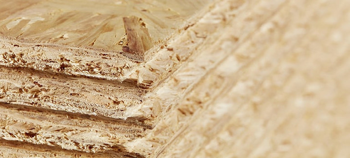 OSB-Platten mit grober Spanstruktur, stabil und vielseitig einsetzbar für Bau- und Innenausbauprojekte.