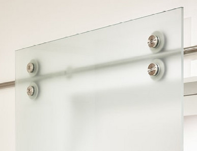 Schiebetüren aus Milchglas mit sichtbarer Stange und Gleiträdern.