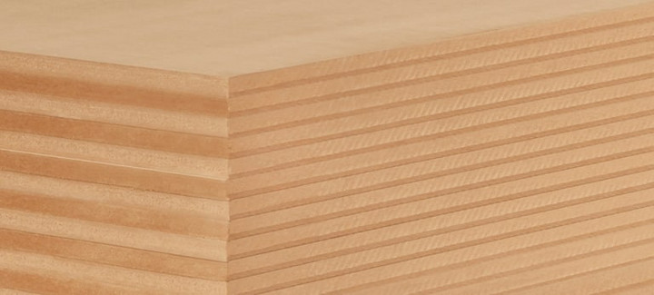 Nahaufnahme einer MDF-Platte mit feiner Schichtung, ideal für Möbelbau und Innenausbau.