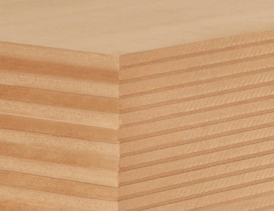 Nahaufnahme einer MDF-Platte mit feiner Schichtung, ideal für Möbelbau und Innenausbau.