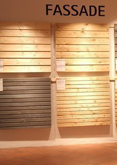 Ausstellung von Holzfassaden-Elementen in verschiedenen Farbtönen und Strukturen.