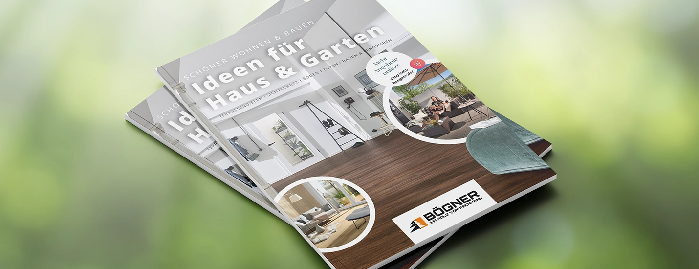  Gestapelte Hauskataloge mit Titelbildern zu Holz- und Bauprodukten.