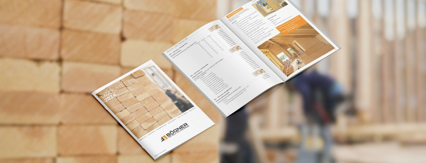 Aufgeschlagene Lagerliste in Papierform mit Holzartikeln, vor einem Hintergrund aus gestapeltem Schnittholz und unscharfem Handwerker.