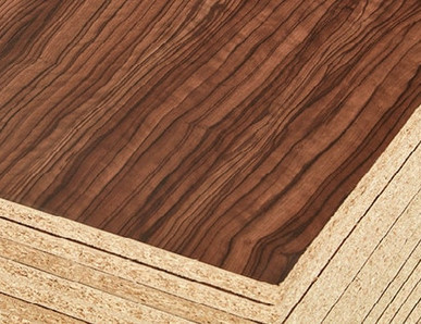 Gestapelte Dekorplatten mit Holzoptik-Oberfläche und stabiler Spanplattenbasis für Möbel- und Innenausbau.