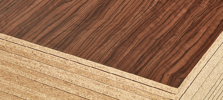 Gestapelte Dekorplatten mit Holzoptik-Oberfläche und stabiler Spanplattenbasis für Möbel- und Innenausbau.