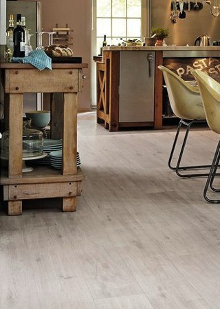 Moderner Küchenbereich mit hellem Vinyl-Designboden, rustikalem Holztisch und Stühlen.