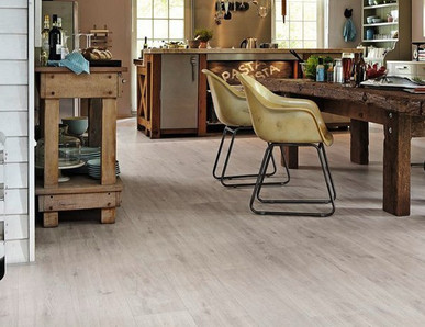 Moderner Küchenbereich mit hellem Vinyl-Designboden, rustikalem Holztisch und Stühlen.