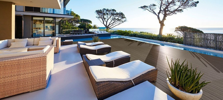 Pflegeleichte WPC Terrasse mit einer Gruppe Gartenmöbeln