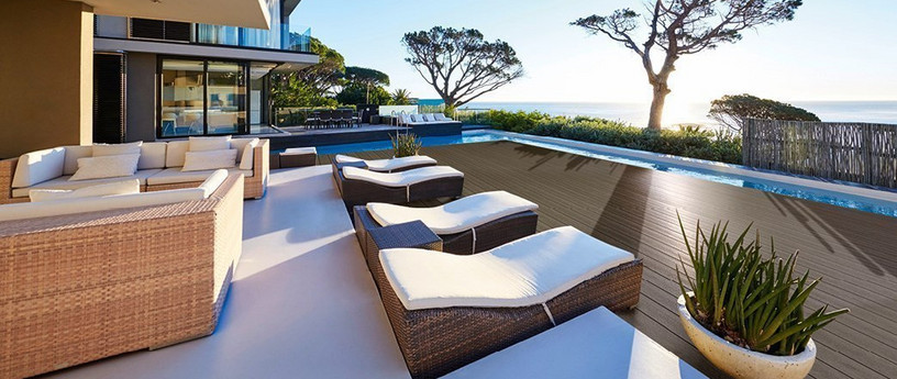 Pflegeleichte WPC Terrasse mit einer Gruppe Gartenmöbeln