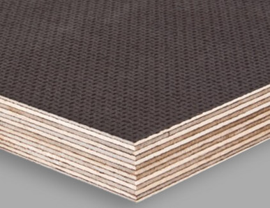 Nahaufnahme einer Siebdruckplatte mit rutschfester, dunkler Beschichtung, ideal für den Fahrzeugbau und den Außenbereich.