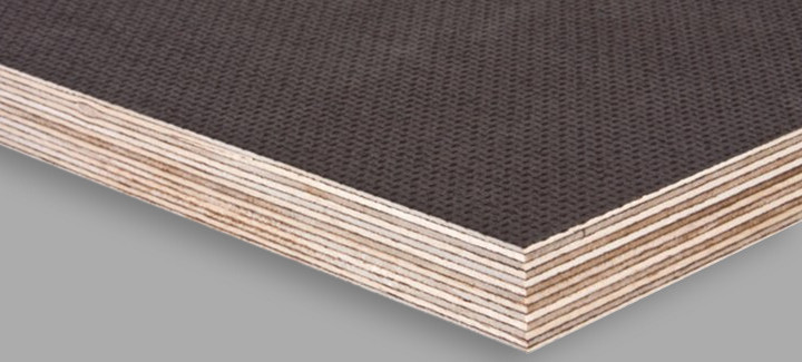 Nahaufnahme einer Siebdruckplatte mit rutschfester, dunkler Beschichtung, ideal für den Fahrzeugbau und den Außenbereich.