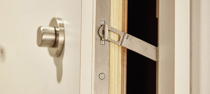 Vergrößerter Bereich einer weißen Funktionstür mit integrierter Öffnungssperre.