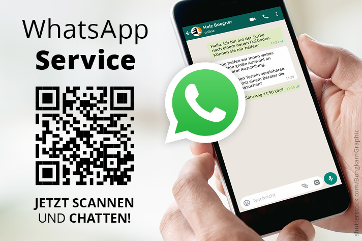 Werbung für WhatsApp-Service: Eine Hand hält ein Smartphone mit geöffneter WhatsApp-Chat.