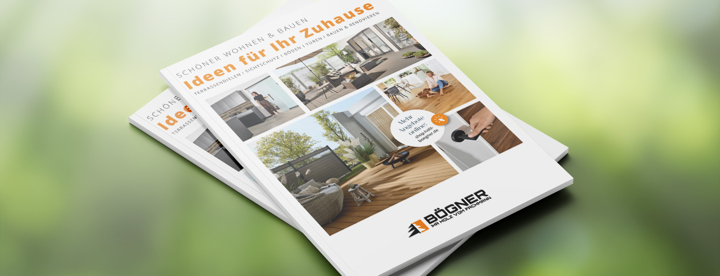 Gestapelte Hauskataloge mit Titelbildern zu Holz- und Bauprodukten.